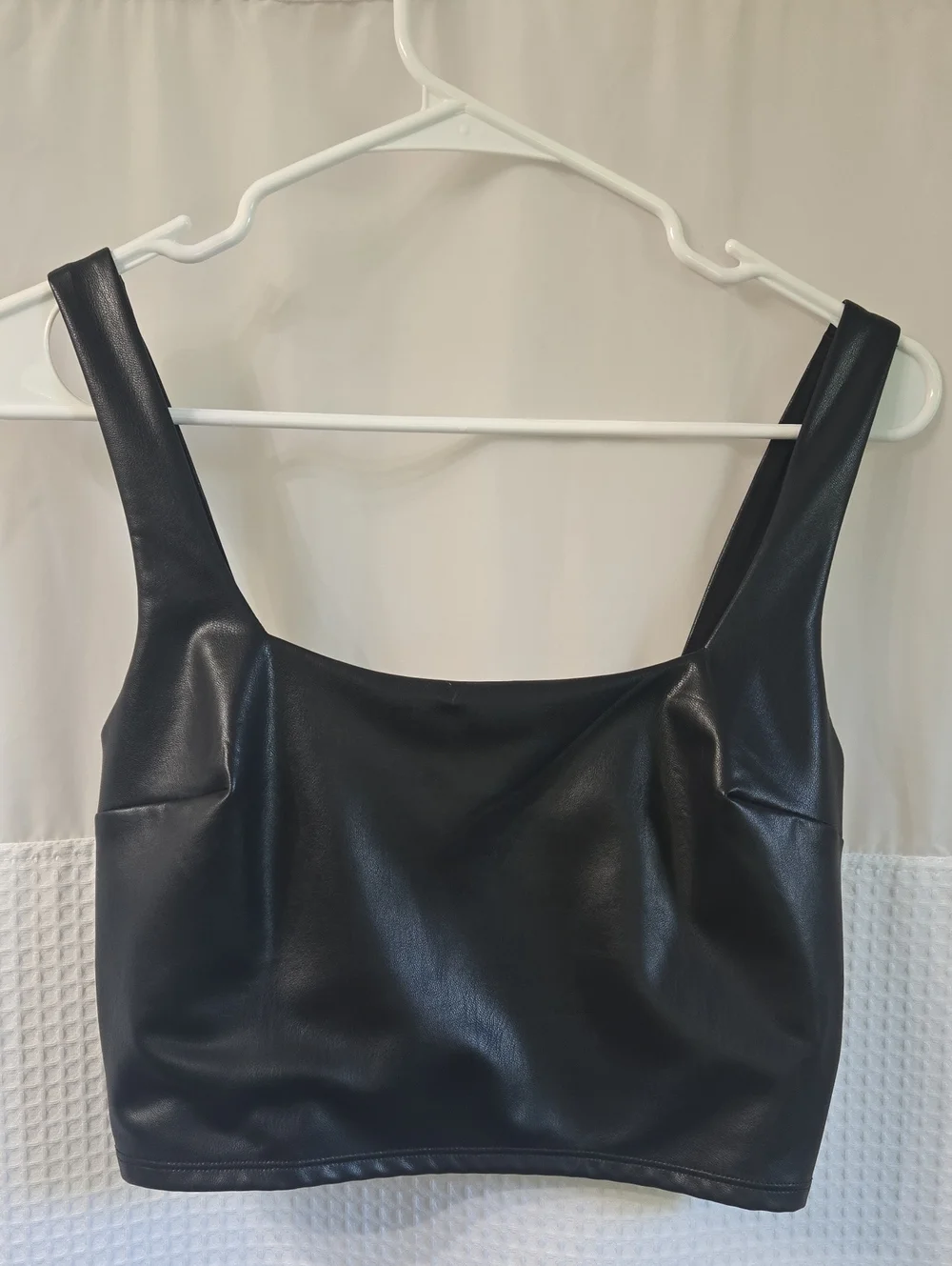 Express Body Contour Black Faux Leather Crop Cami - Picture 1 of 3